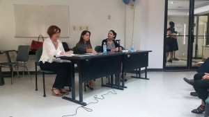 Las ponentes Rose M Santiago Villafañe, Sigrid Mendoza y Zulma Ayes en la sala de conferencias del UPRA.