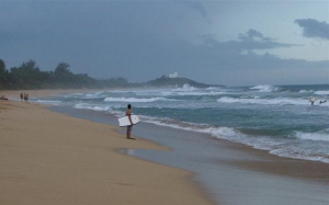 Surfer contemplando las condiciones del mar en Arecibo tras el paso de la tormenta Erika