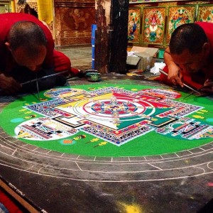 Monjes tibetanos producen un mandala en arena, India (Foto: Jamie Schelnitz)