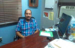 Dr. Tomás Narváez en su consultorio médico en Utuado, P.R.