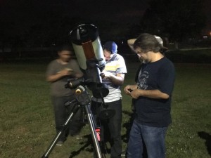 Prof. Guillermo Nery (derecha), coordinador de la actividad ensamblaba el telescopio junto a estudiantes que trabajan en ISMuL.