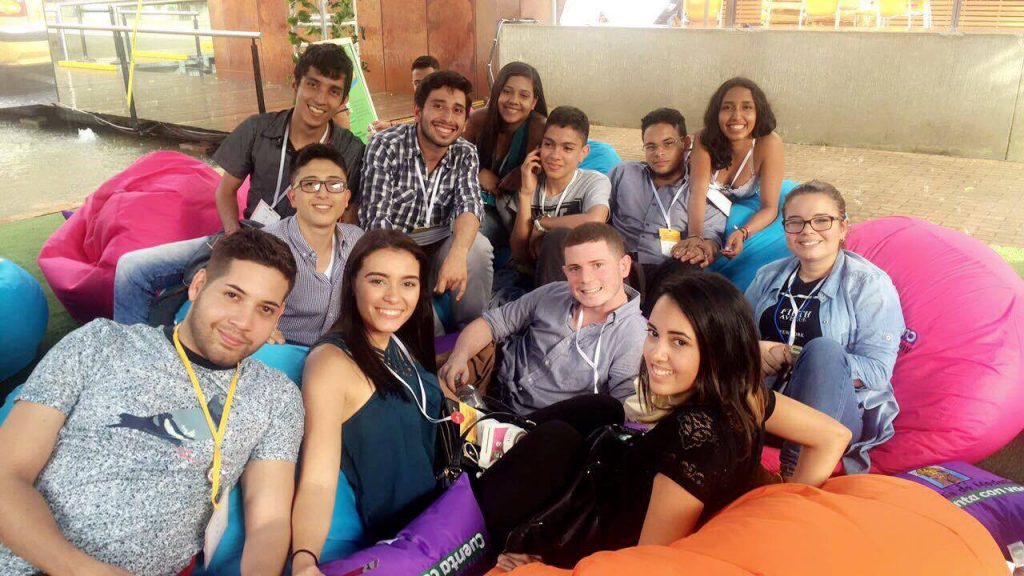 Compartir de estudiantes de la Universidad de Puerto Rico en Arecibo y de la Universidad del Valle en Calí en el Festival Gabo 2016.