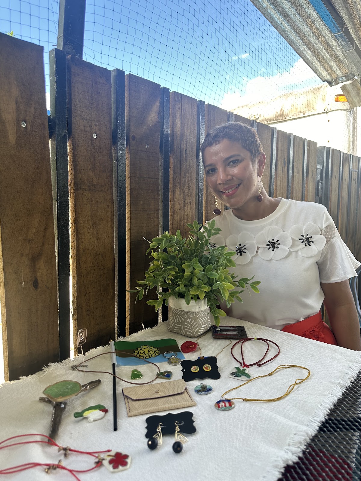 Adelaida Flores, artesana utuadeña certificada en cuero, semillas, alambrismo, porcelana fría, arcilla, mosaico, desechos de mar y resina. (Foto por: Soemil Ríos)