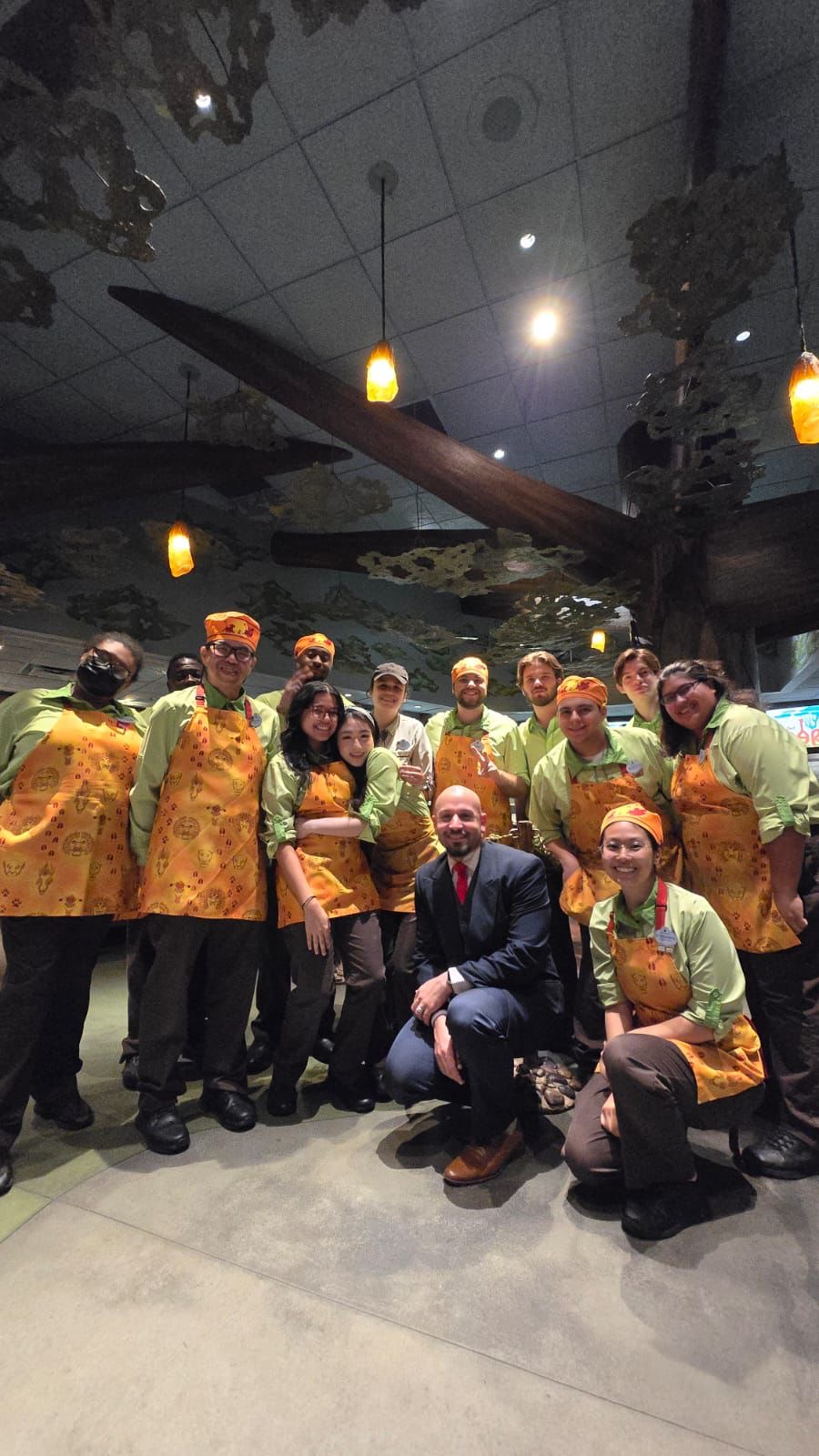 Lauriam González junto a compañeros del programa en Disney's Animal Kingdom Lodge durante su participación en el Disney College Program.