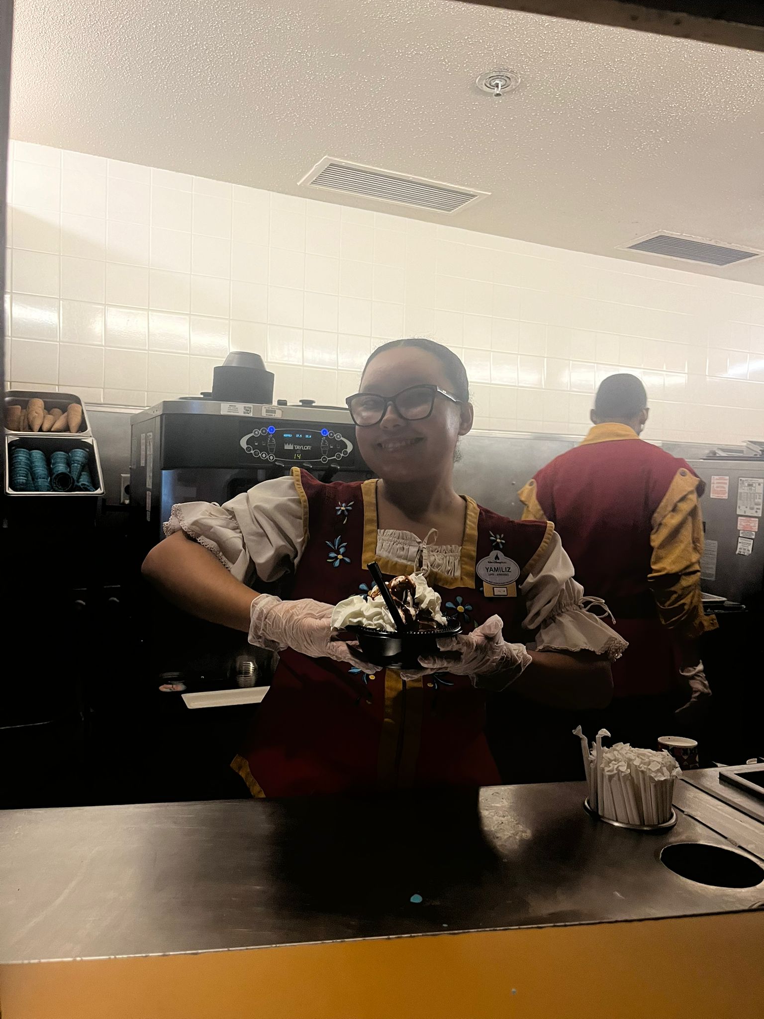 Yamiliz Rivera en plena jornada laboral, una experiencia que le permitió desarrollarse profesionalmente dentro del Disney College Program.